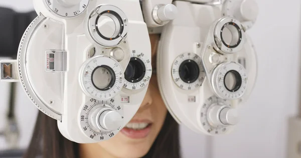 Jovem Mulher Fazendo Teste Ocular — Fotografia de Stock