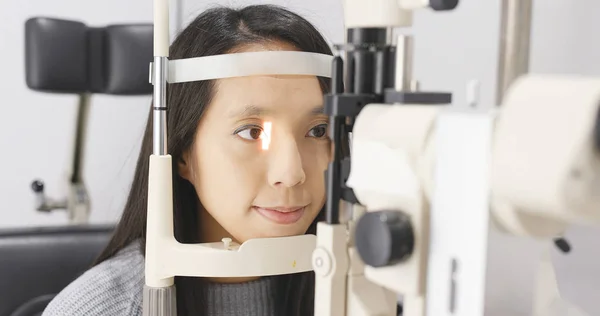 Frau Bei Augenuntersuchung Klinik — Stockfoto