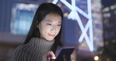 Cep telefonu gece zamanında açık çalışan kadın 