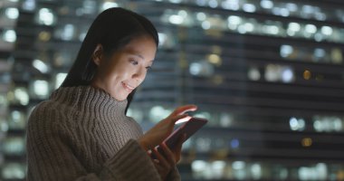 Kadın geceleri cep telefonunuzun SMS gönderme 