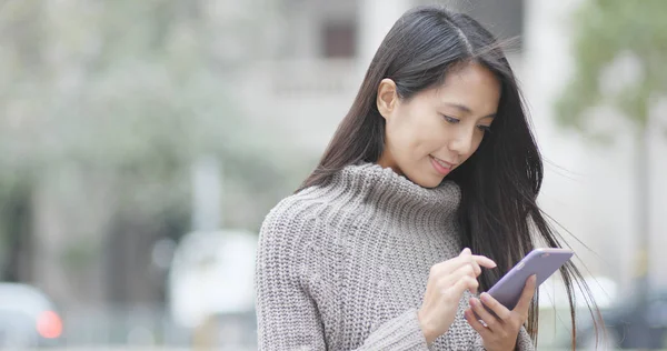Young Woman Using Mobile Phone — Stock Photo, Image