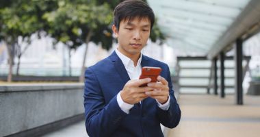 cep telefonu kullanarak Asya iş adamı 