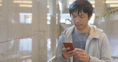 Cep telefonu açık, kullanan adam 