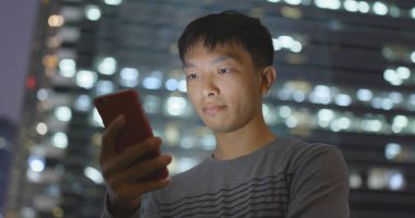 Şehirde cep telefonu kullanan bir adam. 