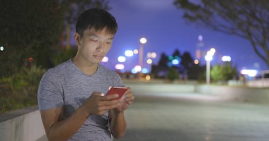 Geceleri Smartphone kullanan adam 