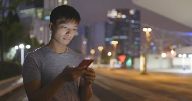 Geceleri Smartphone kullanan adam 