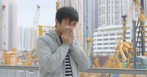 Hombre Estornudando Aire Libre Sobre Fondo Del Sitio Construcción —  Fotos de Stock
