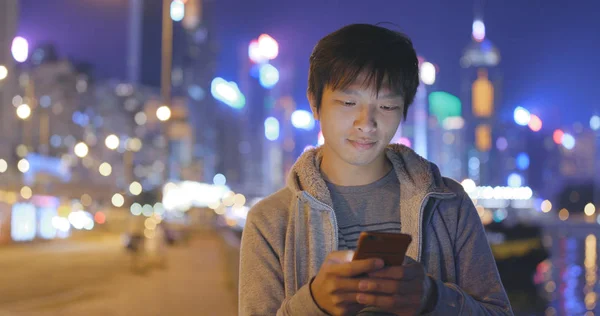 Asiatiska Man Använder Mobiltelefon City — Stockfoto