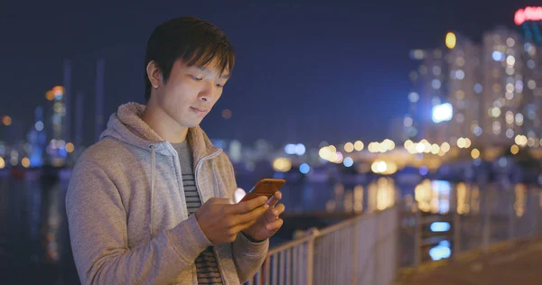 Genç Adam Smartphone Şehirde Geceleri Kullanarak — Stok fotoğraf