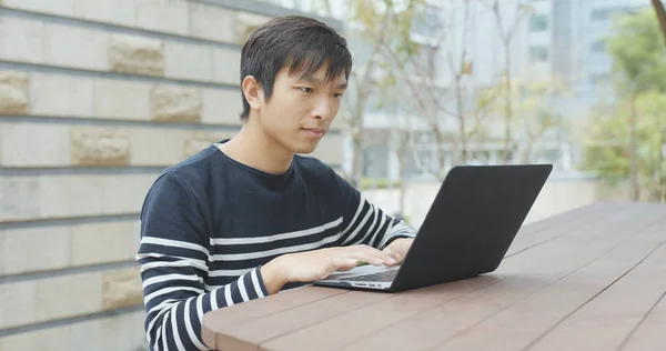 Man Met Laptopcomputer Outdoor Cafe — Stockfoto