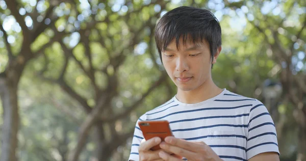 Homem Usando Telefone Celular Para Enviar Sms — Fotografia de Stock