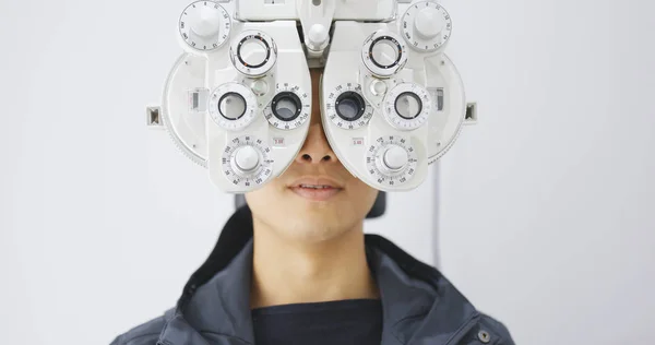 Mann Kontrolliert Auge Klinik — Stockfoto