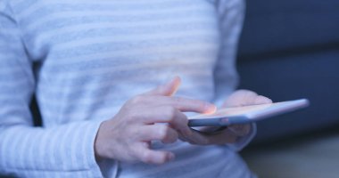 Online cep telefonu kullanan kadın 