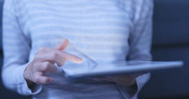 Geceleri tablet bilgisayar kullanan kadın 