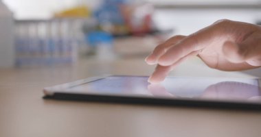 evde tablet bilgisayar kullanan kadın 