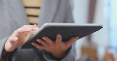 Dijital tablet bilgisayar kullanan kadın 