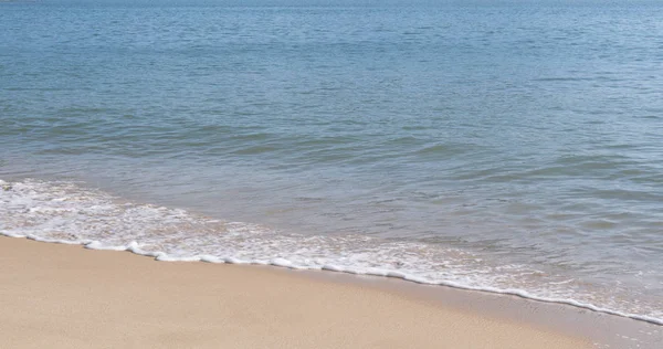 波涛和阳光的沙滩 — 图库照片
