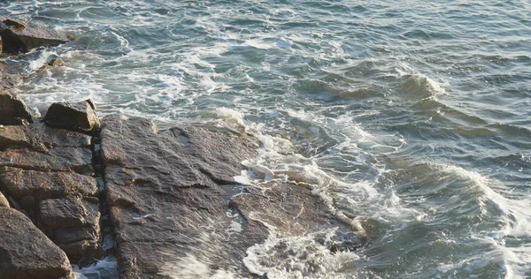 Onde Marine Sulla Costa Rocciosa — Foto Stock