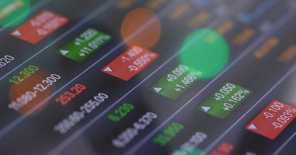 Бизнесмен, работающий с планшетом на биржевом рынке онлайн
 