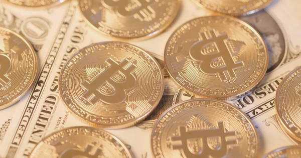 Bitcoins Auf Dollar Banknoten Schließen — Stockfoto