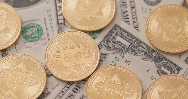 Stos Banknotów Usd Bitcoins — Zdjęcie stockowe