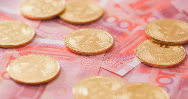 Китайських Юанях Bitcoins Крупним Планом — стокове фото