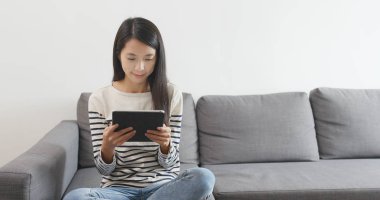 Online alışveriş için tablet bilgisayar kullanan kadın