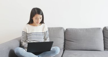 evde dizüstü bilgisayar kullanan kadın 