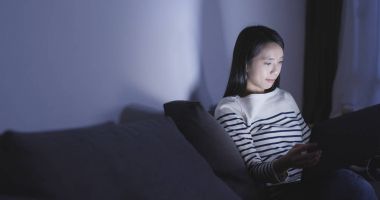 Çevrimiçi alışveriş için dizüstü bilgisayar kullanan kadın 