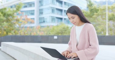 vrouw met behulp van zakboekje computer 