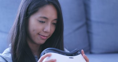 Sanal gerçeklik cihaz evde giyen kadın 