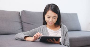 evde tablet bilgisayar kullanan kadın 