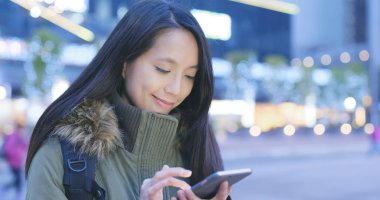 Cep telefonu kadın göz geceleri 