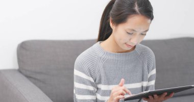 Tablet bilgisayar kullanan kadın 