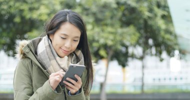 Cep telefonu kullanan Asyalı kadın. 