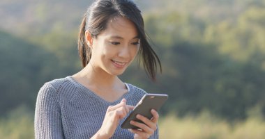 Cep telefonu kullanan kadın 