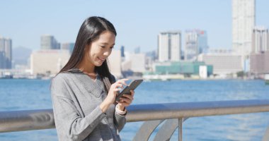 Hong Kong cep telefonu kullanan kadın 