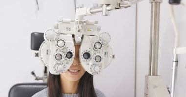 Kadın göz testi yapıyor. 