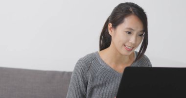  Kadın evde dizüstü bilgisayarda çalışıyor. 