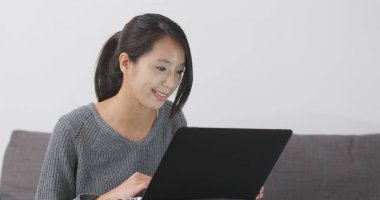  Kadın evde dizüstü bilgisayarda çalışıyor. 