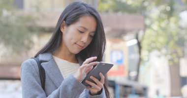 Smartphone, açık kullanarak iş kadını 