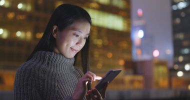 Kadın geceleri cep telefonunuzun SMS gönderme 