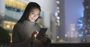 Şehirde cep telefonu kullanan kadın