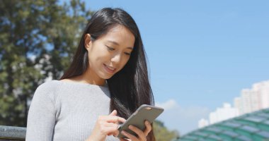 cep telefonu açık, kullanan kadın 