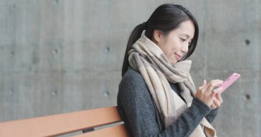 Genç kadın kampüs içinde istimal hareket eden telefon