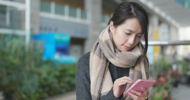 Kampüs içinde smartphone kullanan kadın 