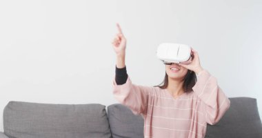 Asyalı kadın oyun Vr cihazı ile 