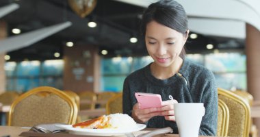 kahve dükkanında cep telefonu kullanan kadın 