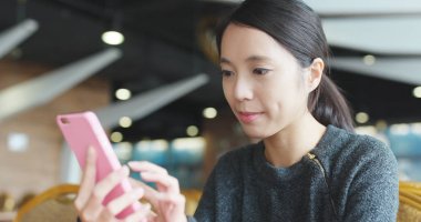 kahve dükkanında cep telefonu kullanan kadın 