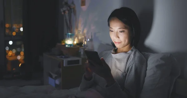 Wanita Menggunakan Ponsel Kamar Tidur Malam Hari — Stok Foto